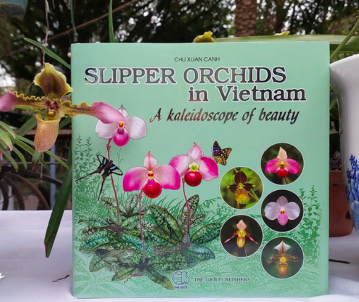 Cuốn sách ảnh song ngữ là kết quả của 12 năm miệt mài thu thập thông tin và ghi lại những khoảnh khắc các loài lan hài khoe sắc trong tự nhiên.