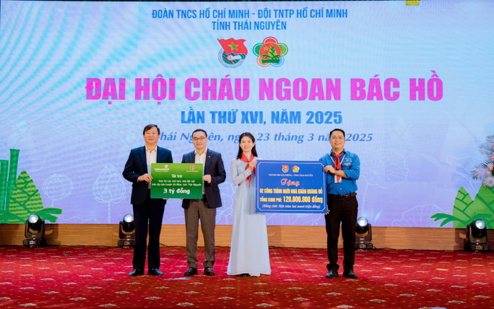 Ông Phạm Quang Đạt (thứ 2 từ trái sang) trao tặng 3 tỷ đồng để xóa 50 căn nhà tạm, nhà dột nát trên địa bàn huyện Võ Nhai, tỉnh Thái Nguyên.