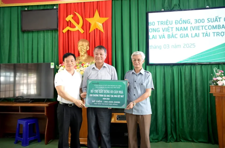 Ông Đặng Hoài Đức - Phó Tổng Giám đốc Vietcombank (bên trái) - trao biển ủng hộ xây dựng 3 căn nhà theo chương trình xóa nhà tạm, nhà dột nát trên địa bàn huyện Chư Prông.