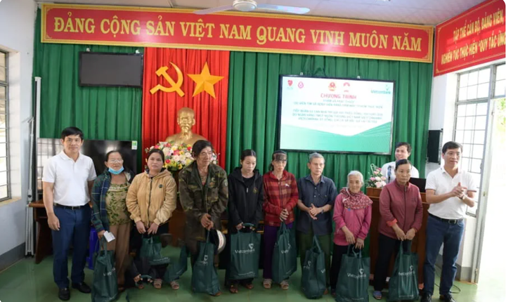 Đại diện Ban Giám đốc Vietcombank Kỳ Đồng, Gia Lai, Bắc Gia Lai trao các suất quà cho đồng bào dân tộc thiểu số, hộ nghèo, hộ cận nghèo tại địa phương.