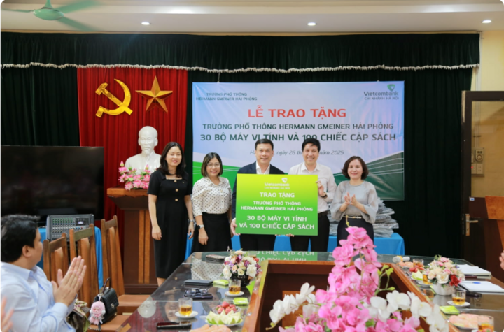 Ban Giám đốc Vietcombank Hà Nội trao tặng 30 bộ máy tính và 100 chiếc cặp sách cho trường phổ thông Hermann Gmeiner Hải Phòng.
