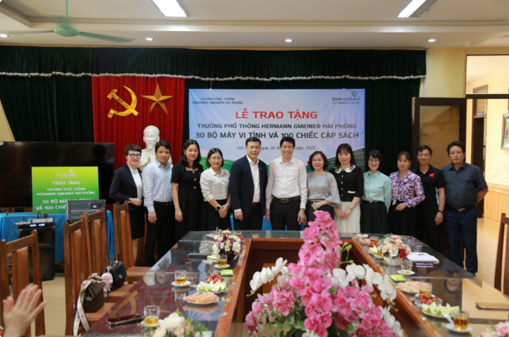 Ban Giám đốc, Ban Chấp hành Công đoàn cơ sở Chi nhánh chụp ảnh kỷ niệm với Ban Giám hiệu nhà trường.