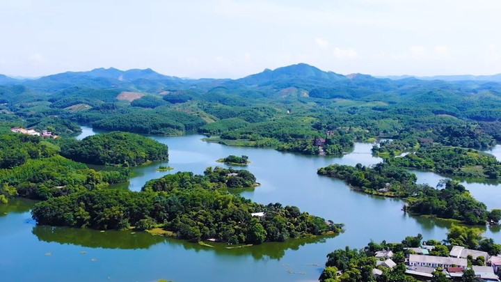 Đến Phú Thọ chiêm ngưỡng vẻ đẹp đầm Ao Châu. (Ảnh: Tripzone)