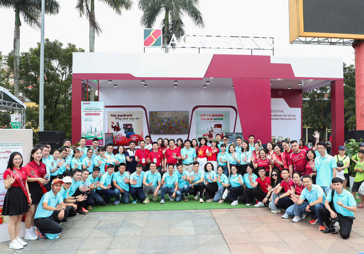 Các đại biểu tham quan gian hàng Agribank trong khuôn khổ sự kiện Giải Tiền phong Marathon 2025.