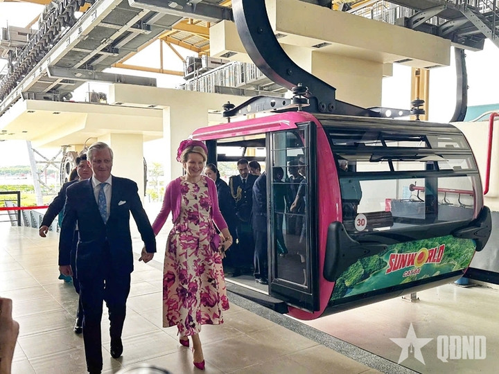 Nhà vua và Hoàng hậu Bỉ tại cáp treo ra đảo Cát Bà.