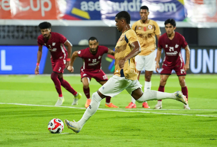 Alan đá hỏng phạt đền.