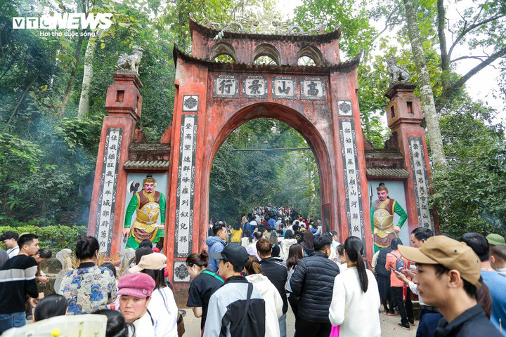 Dòng người đứng dâng hương đông kín ngay từ sân hành lễ và cổng Đại môn.