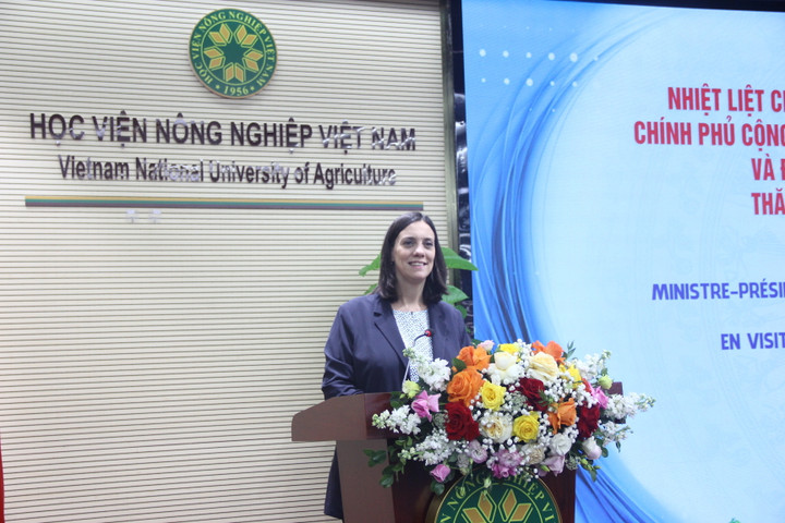 Bà Elisabeth Degryse, Bộ trưởng, Thủ hiến chính phủ cộng đồng người Bỉ nói tiếng Pháp, định hướng sự hợp tác với Học viện Nông nghiệp Việt Nam trong giai đoạn tới. (Ảnh: Sĩ Điền)