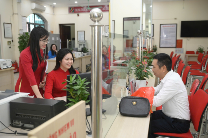Mỗi cán bộ Agribank đều nghiêm túc thực hiện và triển khai mục tiêu vì Ngân hàng số, Ngân hành xanh của cộng đồng.