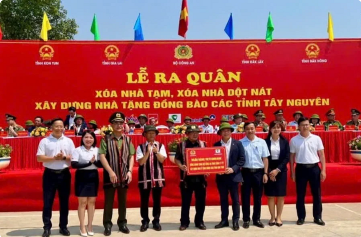 Ông Đặng Hoài Đức - Phó Tổng Giám đốc Vietcombank (thứ 4 từ phải sang) - trao bảng tượng trưng tài trợ xây dựng nhà ở tặng đồng bào tỉnh Kon Tum trong chương trình xóa nhà tạm, nhà dột nát.