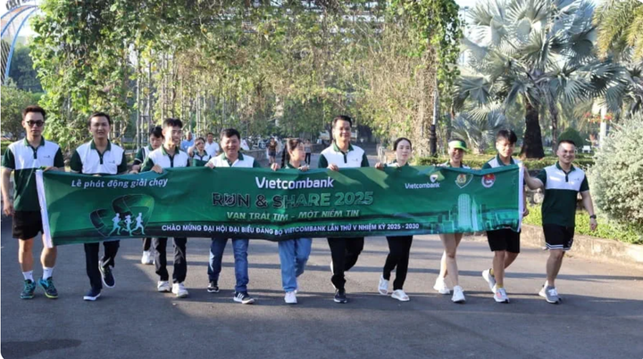 Cán bộ nhân viên Vietcombank Trà Vinh hào hứng tham gia giải chạy.
