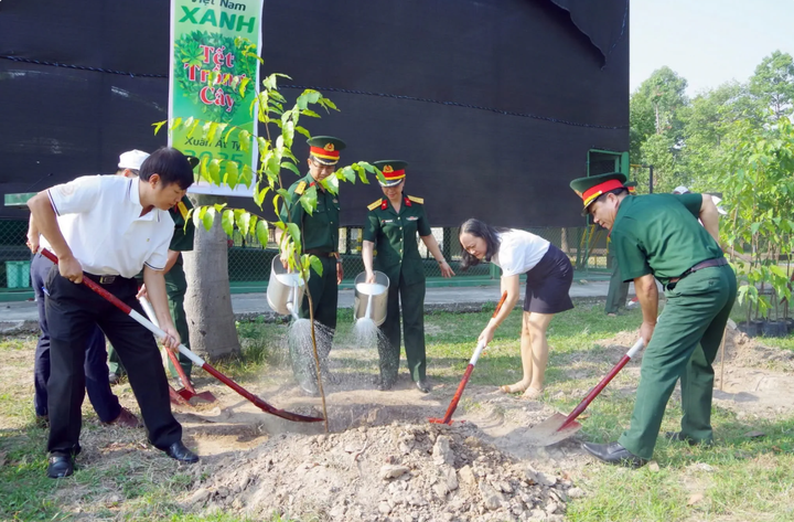 Vietcombank Nam Bình Dương cùng Trường quân sự Quân Đoàn 34 hưởng ứng Tết trồng cây.