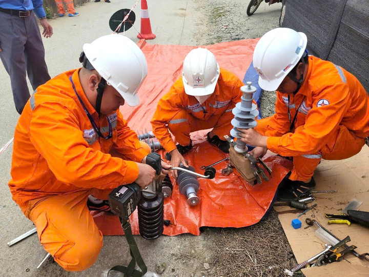 EVNHANOI chuẩn bị sẵn sàng vật tư, thiết bị, đảm bảo thông tin liên lạc để phối hợp kịp thời trong tình huống thiên tai xảy ra.