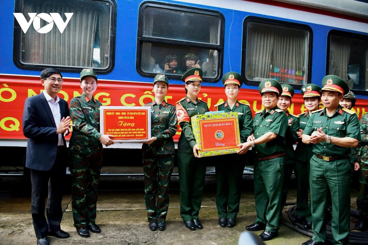 Thành ủy, HĐND, UBND, Ủy ban MTTQ thành phố Đà Nẵng và Bộ Tư lệnh Quân khu 5 đã tặng những món quà cho lực lượng diễu binh, diễu hành khi dừng nghỉ tại ga Đà Nẵng.