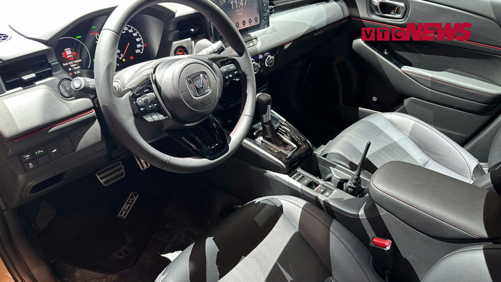 Cả 3 phiên bản của HR-V mới đều có ghế da, kết nối không dây với điện thoại. (Ảnh: Mạnh Hùng)