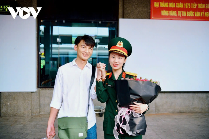 Trung úy Hoàng Trung Dũng rất vui mừng khi gặp người yêu là Trung úy, Quân nhân chuyên nghiệp Nguyễn Thùy Linh tại điểm dừng nghỉ ga Đà Nẵng. "Bọn mình yêu xa, khi biết tin người yêu mình di chuyển bằng tàu qua điểm dừng ga Đà Nẵng, mình đã xin phép, báo cáo Thủ trưởng tạo điều kiện cho ra tiễn người yêu vào Nam thực hiện nhiệm vụ. Chúc người yêu hoàn thành xuất sắc nhiệm vụ, có mình là hậu phương vẫn đang chờ".