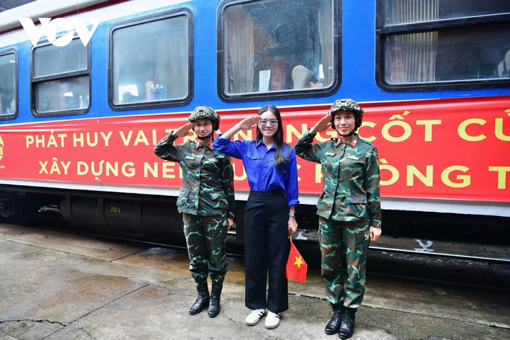 Trên sân ga Đà Nẵng hôm nay, không chỉ thấy hình ảnh của những nữ quân nhân nghiêm trang trong sắc xanh áo lính, mà còn là những chàng trai, cô gái tuổi đôi mươi đang háo hức chào đón, mang theo mong ước một ngày mình cũng được trở thành những người lính oai nghiêm như vậy.