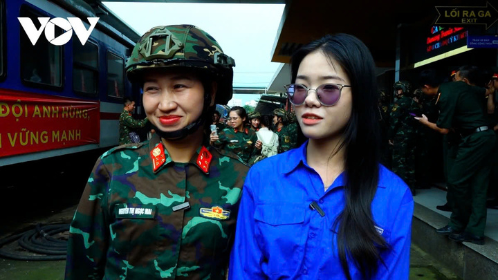 Bạn Ngọc Anh, sinh viên Trường Đại học Duy Tân rất phấn khởi khi được Đại úy Nguyễn Thị Ngọc Mai, Khối nữ sĩ quan thông tin chỉnh sửa động tác chào cờ: "Khi thấy các chị nữ quân nhân, em thấy nổi da gà, các chị quá oai nghiêm và giỏi giang. Tư thế chào của em chưa đúng tư thế nên chị ấy đã giúp em sửa lại".