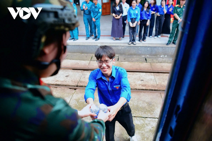 Tại ga Đà Nẵng, những nữ chiến sĩ lên đường thực hiện nghĩa vụ thiêng liêng với Tổ quốc đã nhận được sự động viên nồng ấm từ người dân địa phương.