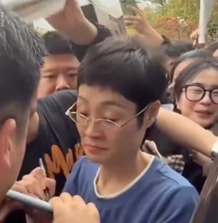 Bất cứ lúc nào tham dự các sự kiện giáo dục công cộng, cô Liu đều bị người hâm mộ cuồng nhiệt vây quanh. (Ảnh: Baidu)