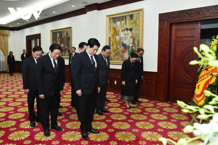 Sáng 4/4, Chủ tịch nước Lương Cường tới Đại sứ quán Lào tại Hà Nội viếng và ghi sổ tang, tưởng niệm Đại tướng Khamtay Siphandone, nguyên Chủ tịch Ban Chấp hành Trung ương đảng Nhân dân cách mạng Lào, nguyên Chủ tịch nước Cộng hoà Dân chủ Nhân dân Lào, nhà cách mạng lão thành của đảng Nhân dân cách mạng Lào anh em.