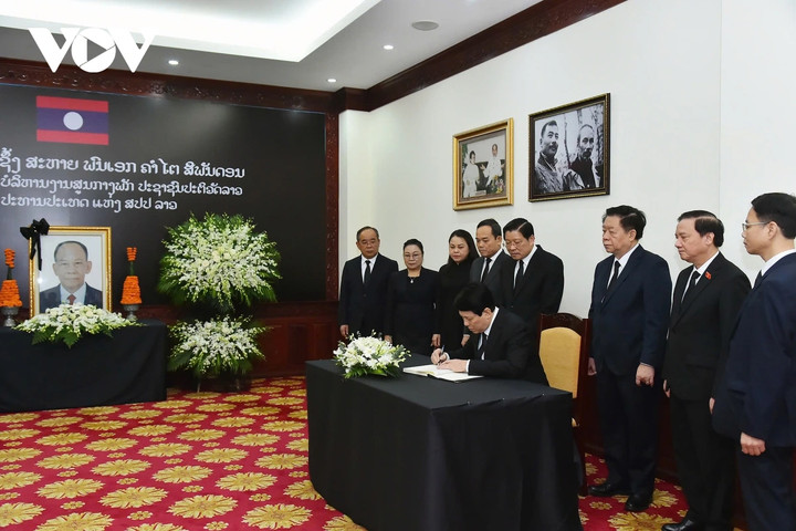 Chủ tịch nước Lương Cường viếng ông Khamtay Siphandone tại Hà Nội - 3