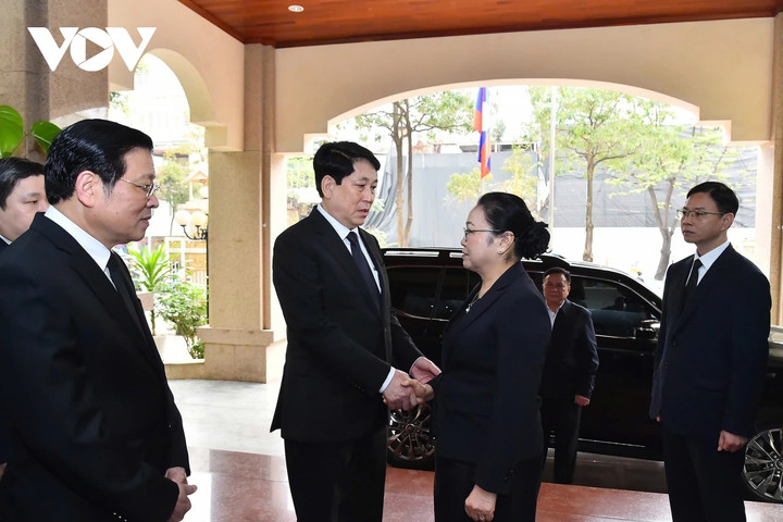 Ông Khamtay Siphandone sinh ngày 8/2/1924; nguyên Chủ tịch Ban Chấp hành Trung ương Đảng Nhân dân Cách mạng Lào, nguyên Chủ tịch nước, nguyên Thủ tướng, nguyên Phó Thủ tướng, nguyên Bộ trưởng Bộ Quốc phòng nước Cộng hòa Dân chủ Nhân dân Lào, từ trần hồi 10h30 ngày 2/4, hưởng thọ 101 tuổi.