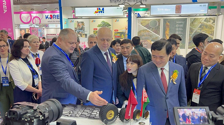 Các đại biểu tham quan gian hàng.