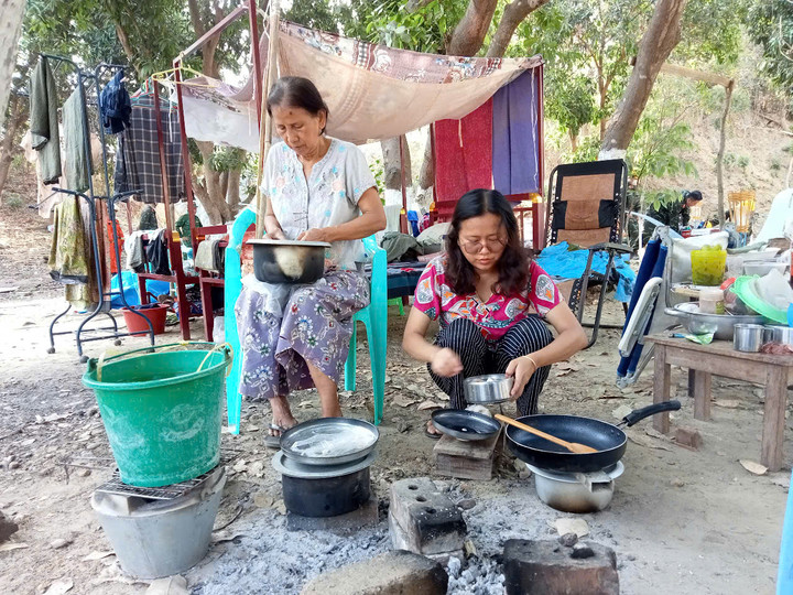Mẹ và vợ Đại úy Myat nấu ăn tại nơi gia đình đang ở tạm. (Ảnh: Vũ Hùng)