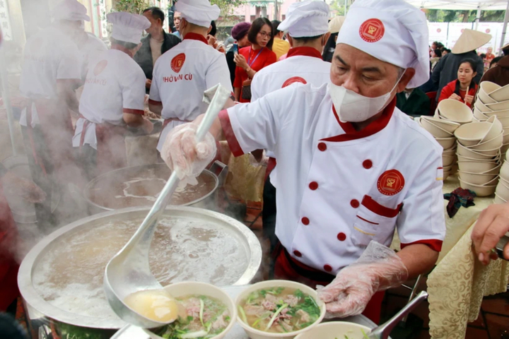 Nghệ nhân ẩm thực phục vụ phở Cồ cho nhân dân và du khách tại Festival Phở 2024. (Ảnh: TTXVN)