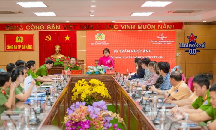 Bà Trần Ngọc Ánh- Giám đốc Ngoại vụ cấp cao HEINEKEN Việt Nam - phát biểu tại buổi lễ ký kết biên bản ghi nhớ cùng Công an Thành phố Đà Nẵng. (Nguồn ảnh: HEINEKEN Việt Nam)