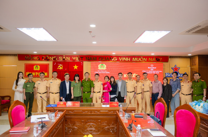 Đại diện HEINEKEN Việt Nam và Công an Thành phố Đà Nẵng chụp hình lưu niệm trong buổi lễ ký kết. (Nguồn ảnh: HEINEKEN Việt Nam)