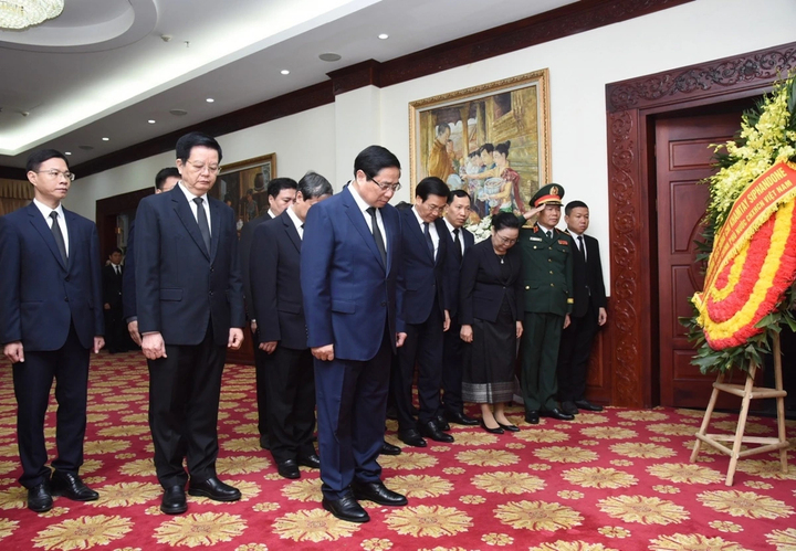 Thủ tướng Phạm Minh Chính viếng nguyên Chủ tịch Đảng, nguyên Chủ tịch nước Lào Khamtay Siphandone.