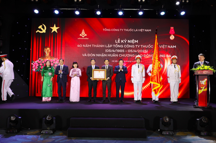 Ông Nguyễn Hoàng Anh thừa ủy quyền của Chủ tịch nước trao tặng Vinataba Huân chương Lao động hạng Ba.