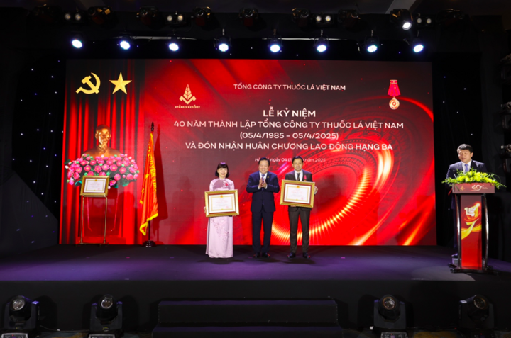 Ông Nguyễn Hoàng Anh thừa ủy quyền Chủ tịch nước trao tặng Huân chương Lao động hạng Nhì cho 2 đồng chí lãnh đạo Vinataba.