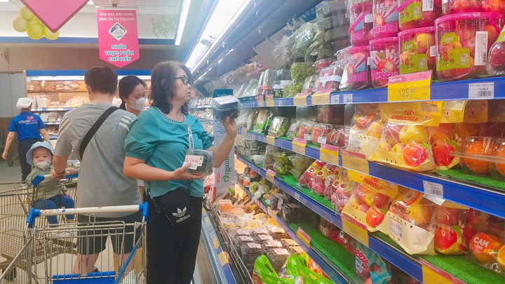 Khách hàng mua sắm tại Co.opMart Xa lộ Hà Nội.