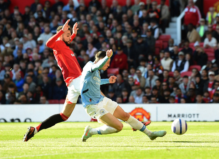 Foden sút vội và không có tư thế thuận lợi. (Ảnh: Reuters)