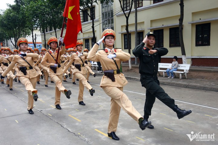 Khối trưởng Trần Đặng Hoàng Yến đi đầu cùng thầy huấn luyện khối nữ sĩ quan CSGT trong buổi hợp luyện. (Ảnh: Hoàng Anh)