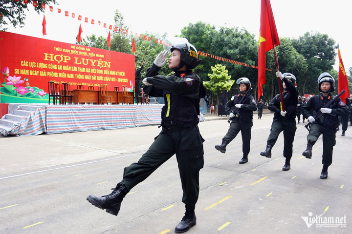 Cao Thị Thảo Linh dẫn đầu đội hình khối nữ Cảnh sát đặc nhiệm. (Ảnh: Hoàng Anh)