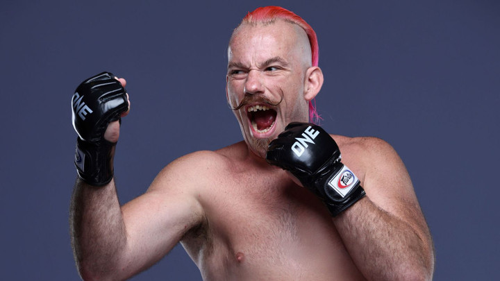 Lyndon Knowles gây ấn tượng bằng ngoại hình kỳ quặc khi lên sàn đấu.