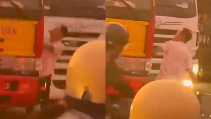 Tài xế xe máy chặn đầu, đập vỡ kính xe cứu hộ. (Ảnh: Cắt từ clip)