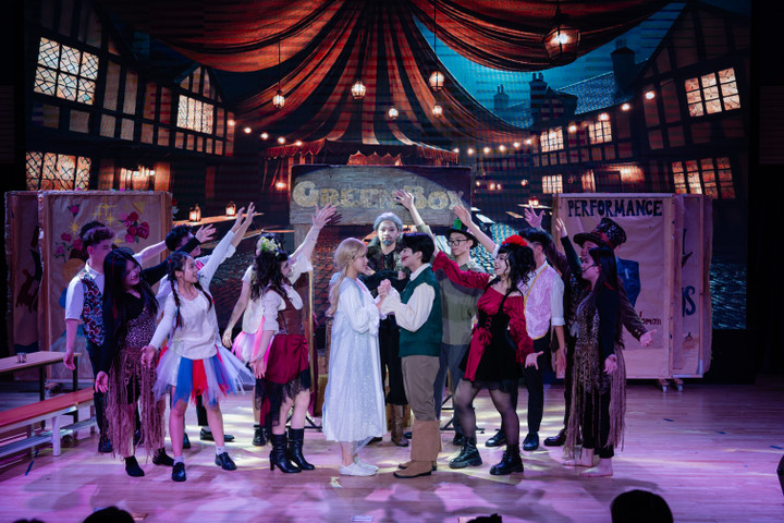 Các học sinh trường Olympia tự tin hoàn thành vai diễn.