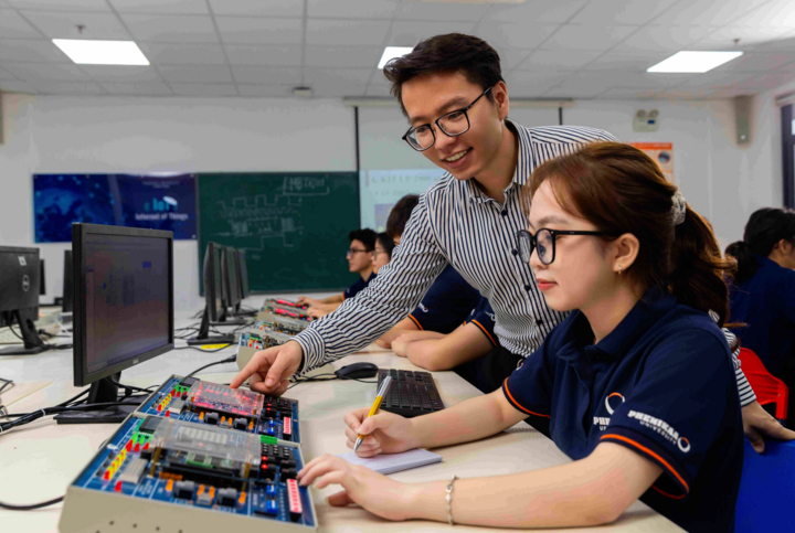 Sinh viên ngành Thiết kế vi mạch trường Đại học Phenikaa. (Ảnh minh hoạ)
