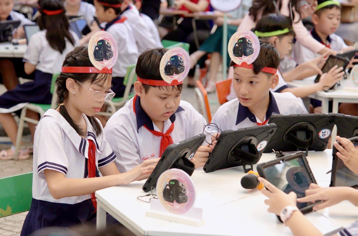 Tiết học có AI Assistant - Robot ISAAC trở nên sinh động và dễ hiểu hơn.