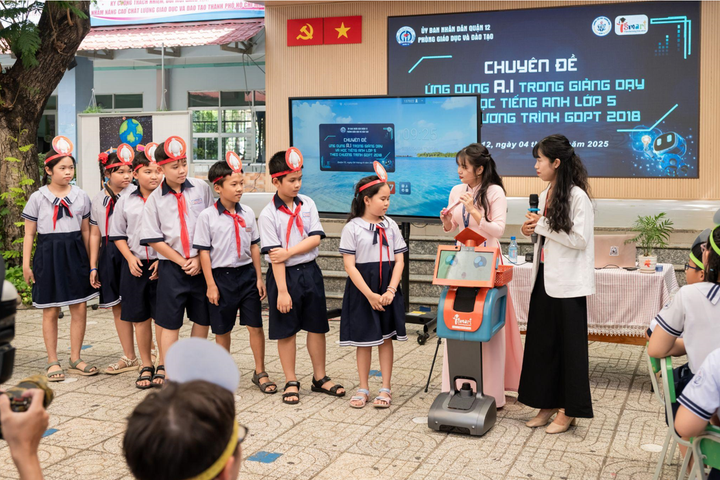 Các em học sinh háo hức tương tác với AI Assistant - Robot ISAAC trong lớp học số ICLASS.