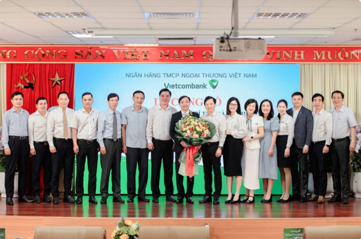 Ông Trương Sỹ Nghị chụp ảnh lưu niệm cùng Ban lãnh đạo Vietcombank, khách mời và các đại biểu.