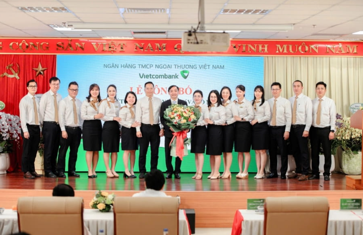 Ông Trương Sỹ Nghị chụp ảnh lưu niệm cùng cán bộ chủ chốt Vietcombank Kon Tum.