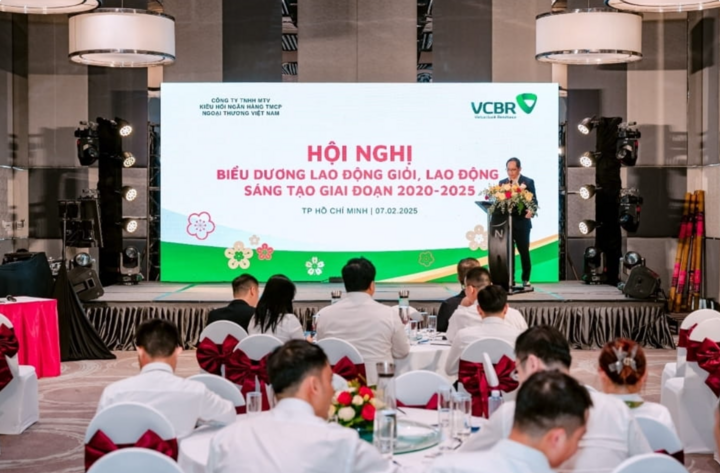 Ông Ngô Nhật Linh - Phó Giám đốc kiêm Chủ tịch Công đoàn công ty - phát biểu tại hội nghị.