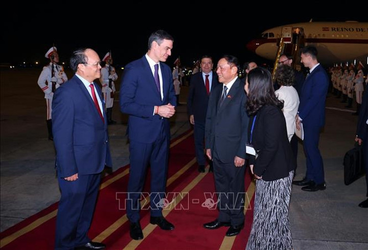 Bộ trưởng Bộ Văn hóa, Thể thao và Du lịch Nguyễn Văn Hùng đón Thủ tướng Tây Ban Nha Pedro Sánchez tại Sân bay quốc tế Nội Bài, Hà Nội. (Ảnh: Phạm Kiên/TTXVN)
