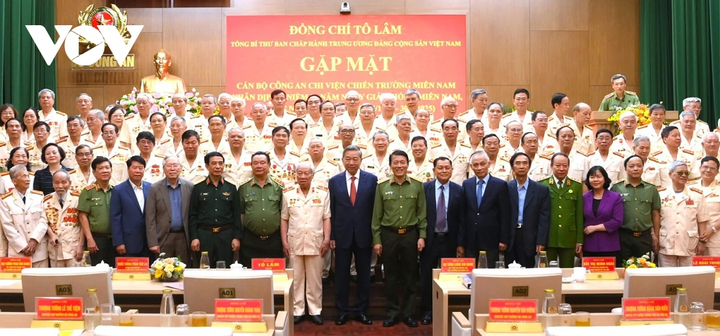 Tổng Bí thư Tô Lâm chụp ảnh chung với các đại biểu.